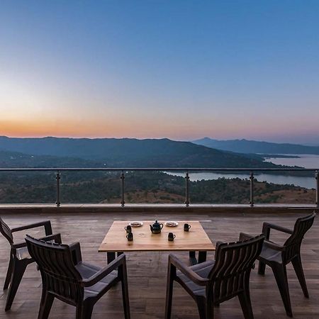 Eyes On The Lake By Stayvista - A Hillside Villa With A Captivating View Of The River 푸네 외부 사진
