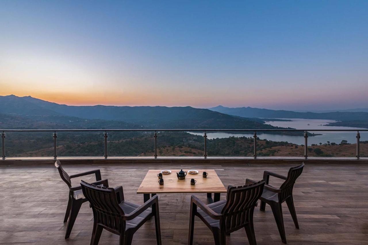 Eyes On The Lake By Stayvista - A Hillside Villa With A Captivating View Of The River 푸네 외부 사진
