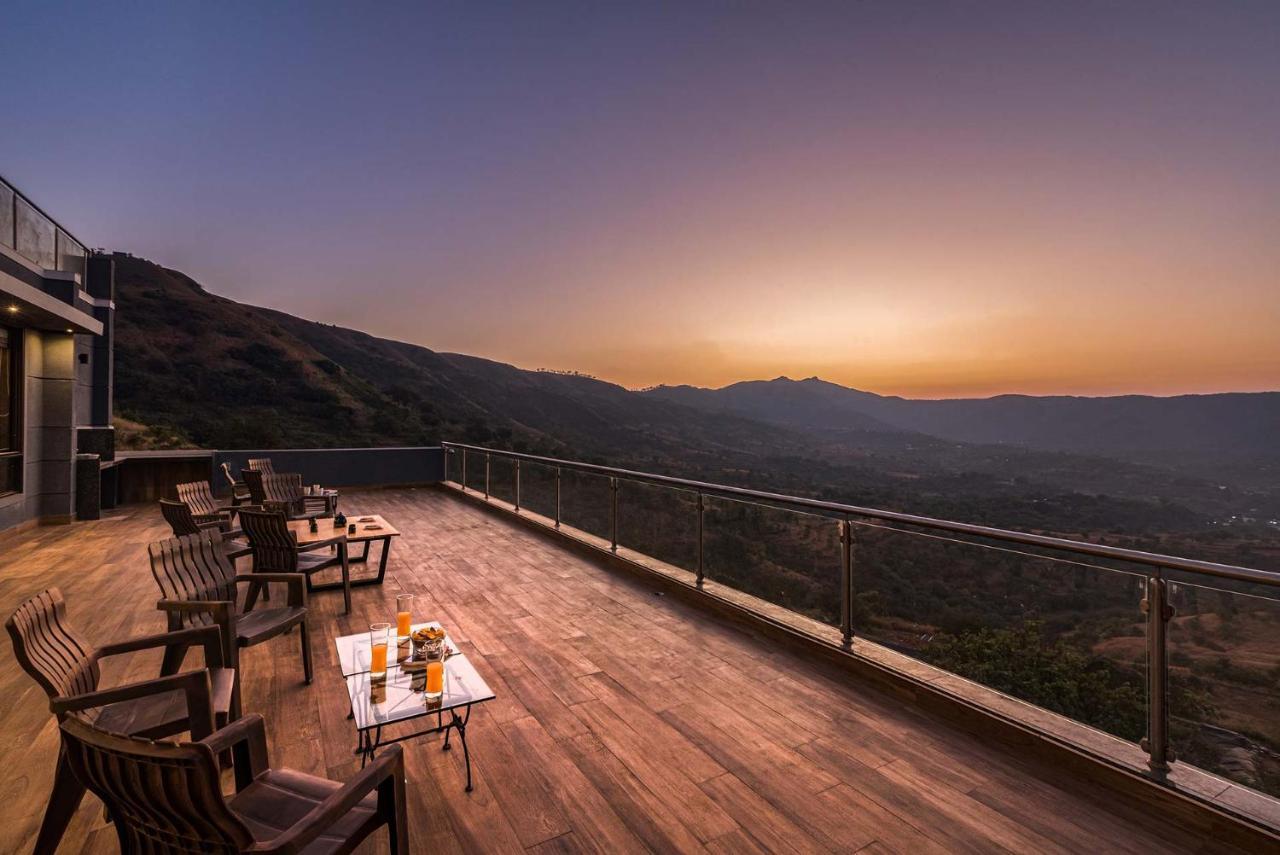 Eyes On The Lake By Stayvista - A Hillside Villa With A Captivating View Of The River 푸네 외부 사진